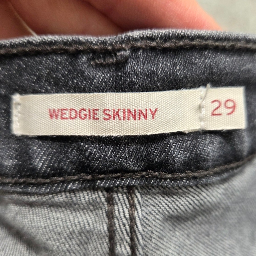 Levi's Wedgie Skinny Jeans Distressed Hem Black Wash Denim Women's Size 29 - Picture 3 of 9